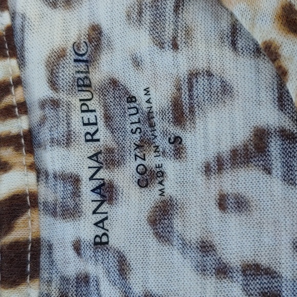 Banana Republic Leopard Print Women's Tee size Small - Picture 9 of 12